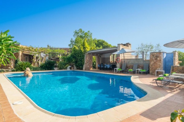 Rustic finca with pool in Portocolom