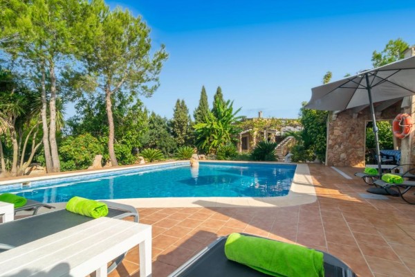 Rustic finca with pool in Portocolom