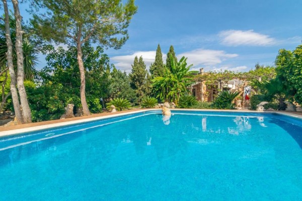 Rustic finca with pool in Portocolom