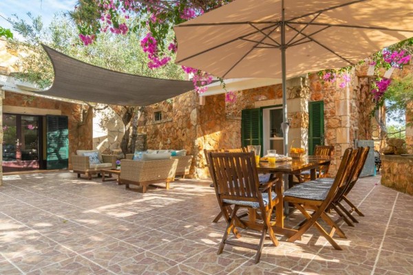 Rustic finca with pool in Portocolom