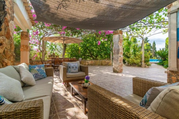 Rustic finca with pool in Portocolom