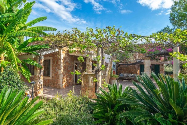 Rustic finca with pool in Portocolom
